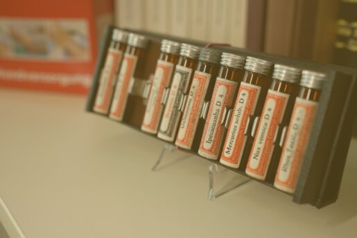 Homöopathische Fläschchen und Globuli aus der originalen Praxis Jungmann Website